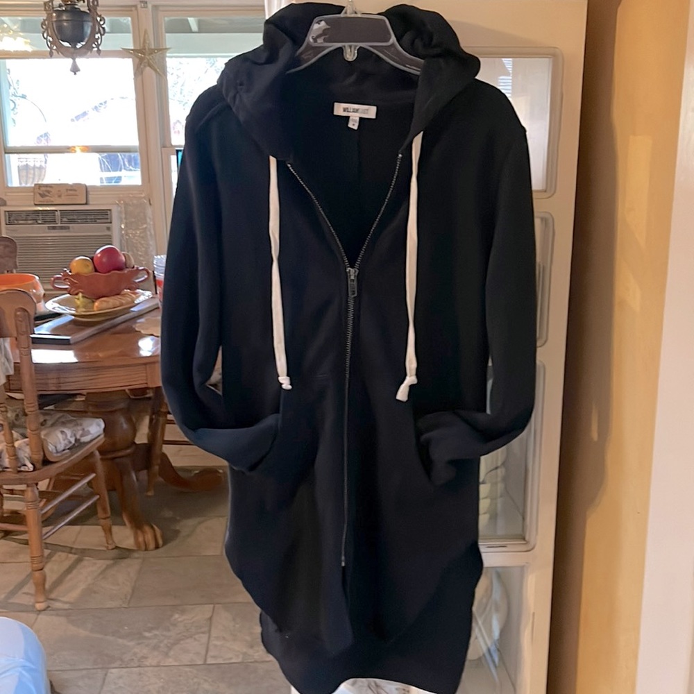 WILLIAMRAST Black hoodie, slits on the sides, longer in the back. Beautiful